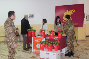 durante la giornata il personale civile e militare effettivo al 6° Reggimento Bersaglieri incontra volontari della AISM di Trapani.