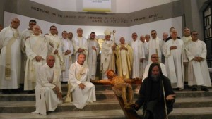 50 Stellino foto di gruppo vescovo, preti, diaconi e Biagio Conte