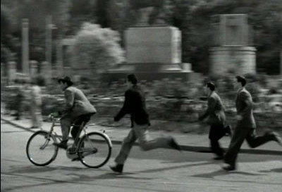 Una scena tratta dal noto film "Ladri di biciclette"