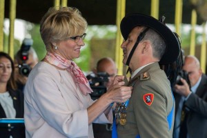 la Ministro della Difesa Sen. Roberta Pinotti conferisce la Croce d'Argento al Merito dell'Esercito al Colonnello Agostino Piccirillo