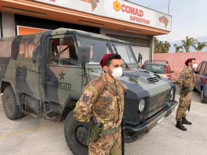 Militari del 6° Reggimento Bersaglieri presidiano i centri commerciali in Sicilia